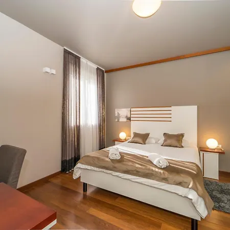 塞林特巴维斯奢华客房及公寓旅馆 招待所 4*